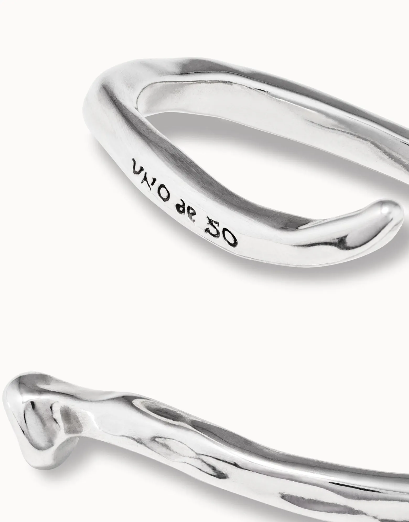 Bangle bracelet with a spiral-shaped nail