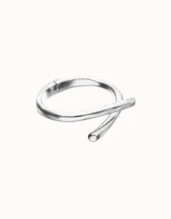 Bangle bracelet with intertwined organic shapes