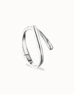 Bangle bracelet with intertwined organic shapes