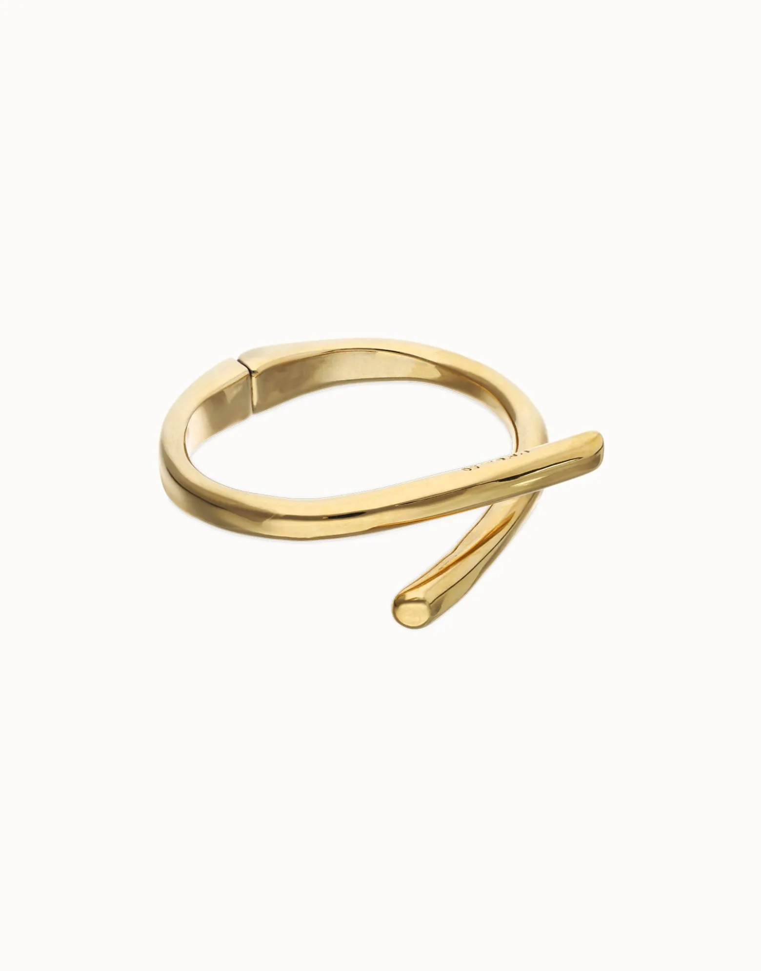 Bangle bracelet with intertwined organic shapes