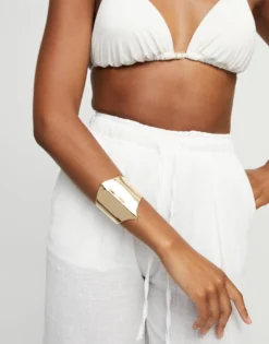 Bangle bracelet with manta ray structure