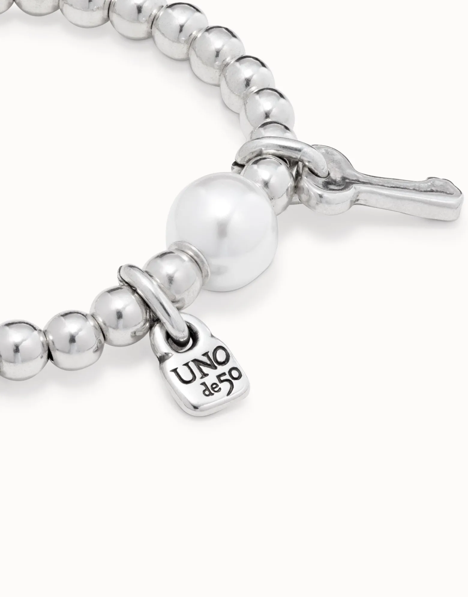 Bangle bracelet with pearl