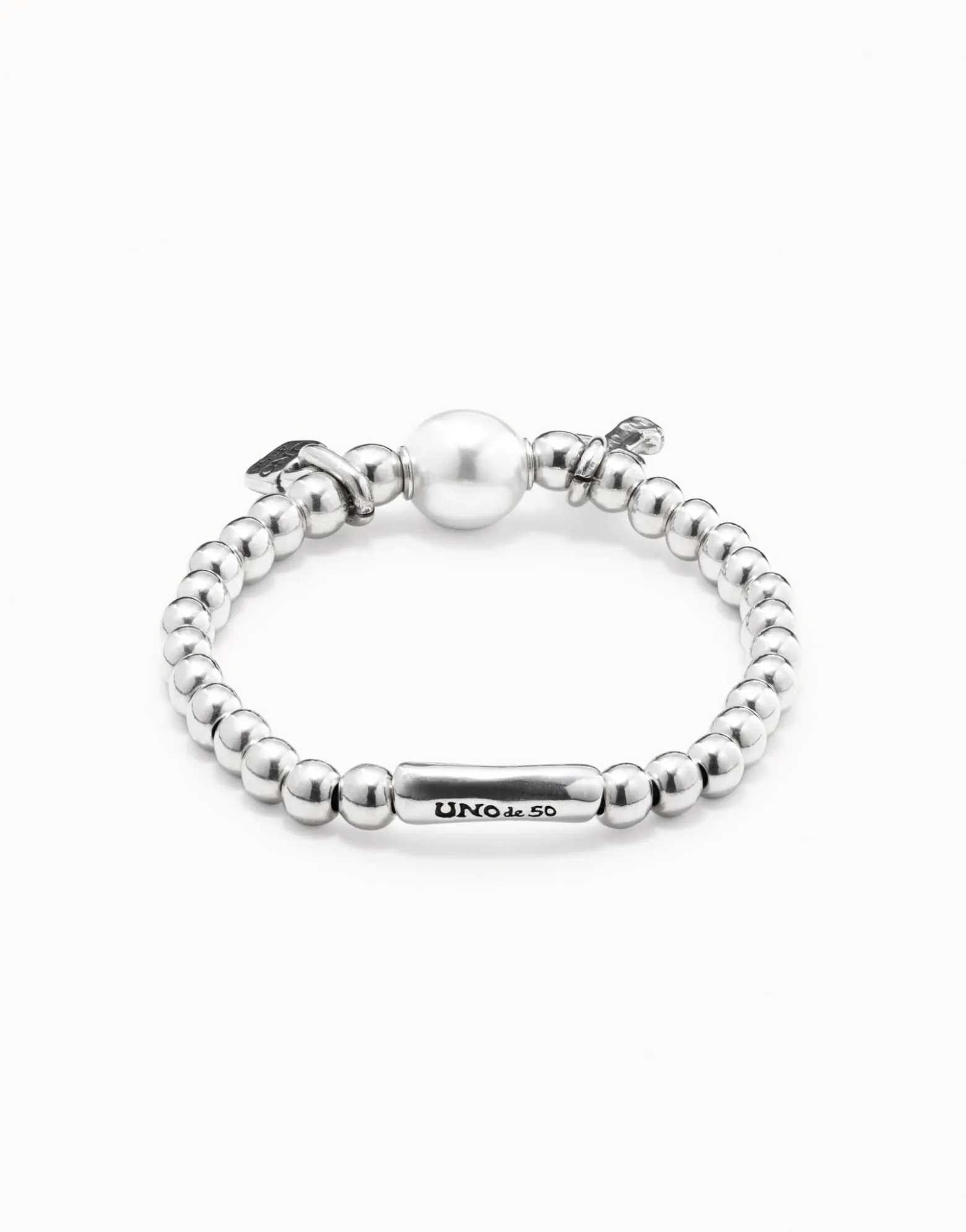 Bangle bracelet with pearl