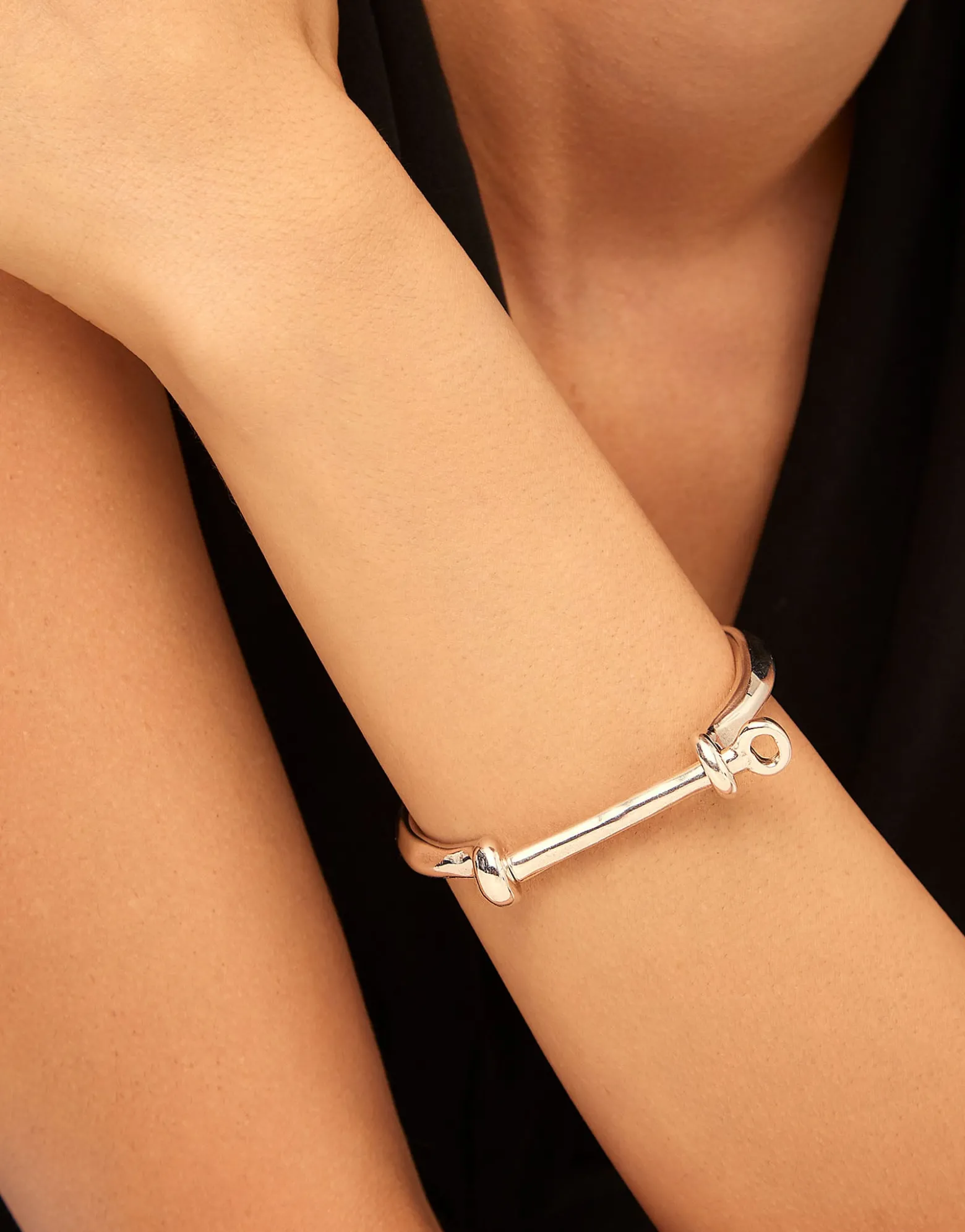 Bangle bracelet with shackle‑style clasp