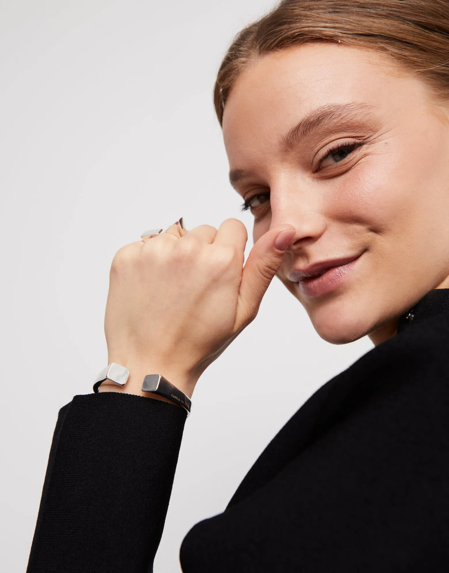 Bangle bracelet with square shape