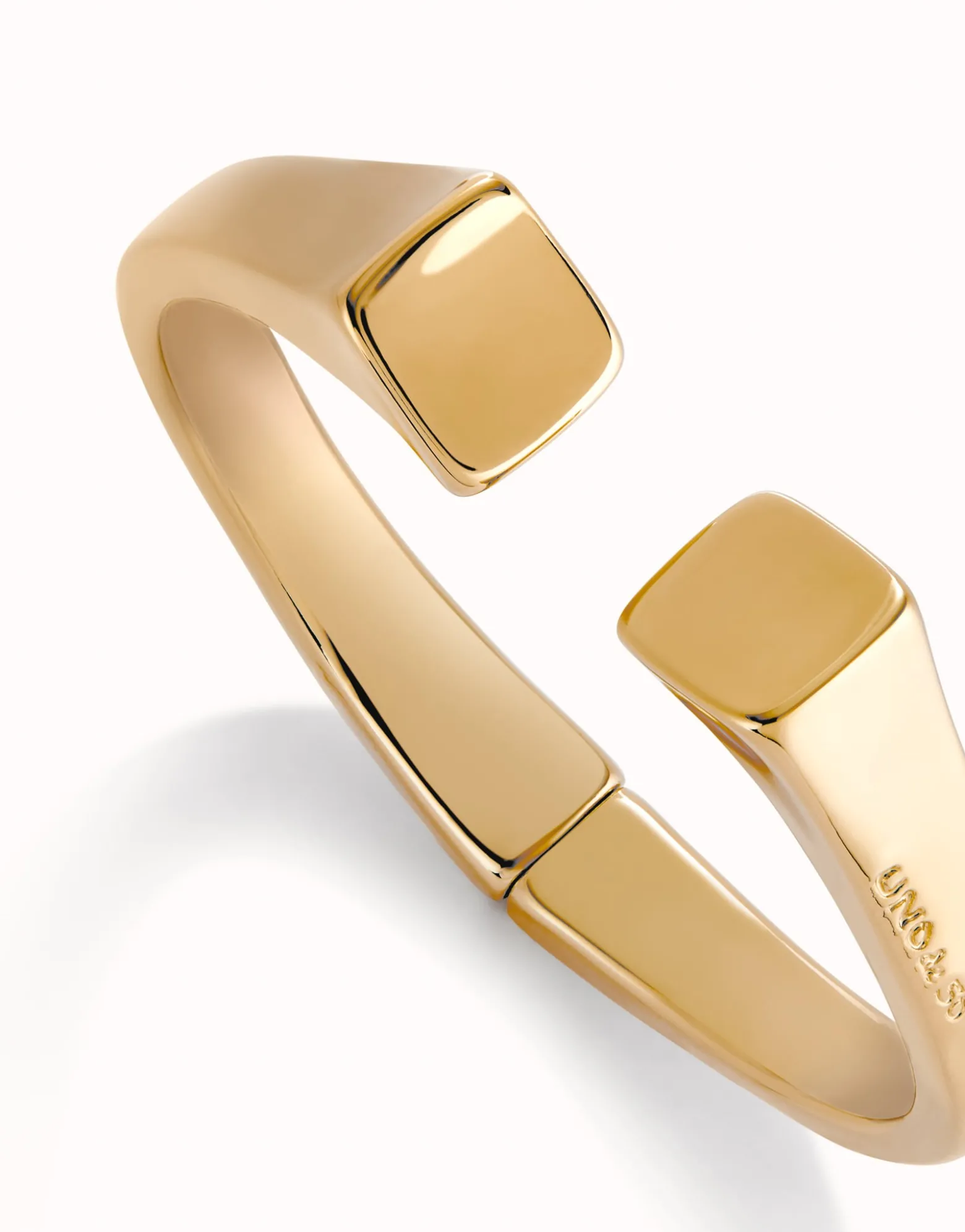 Bangle bracelet with square shape