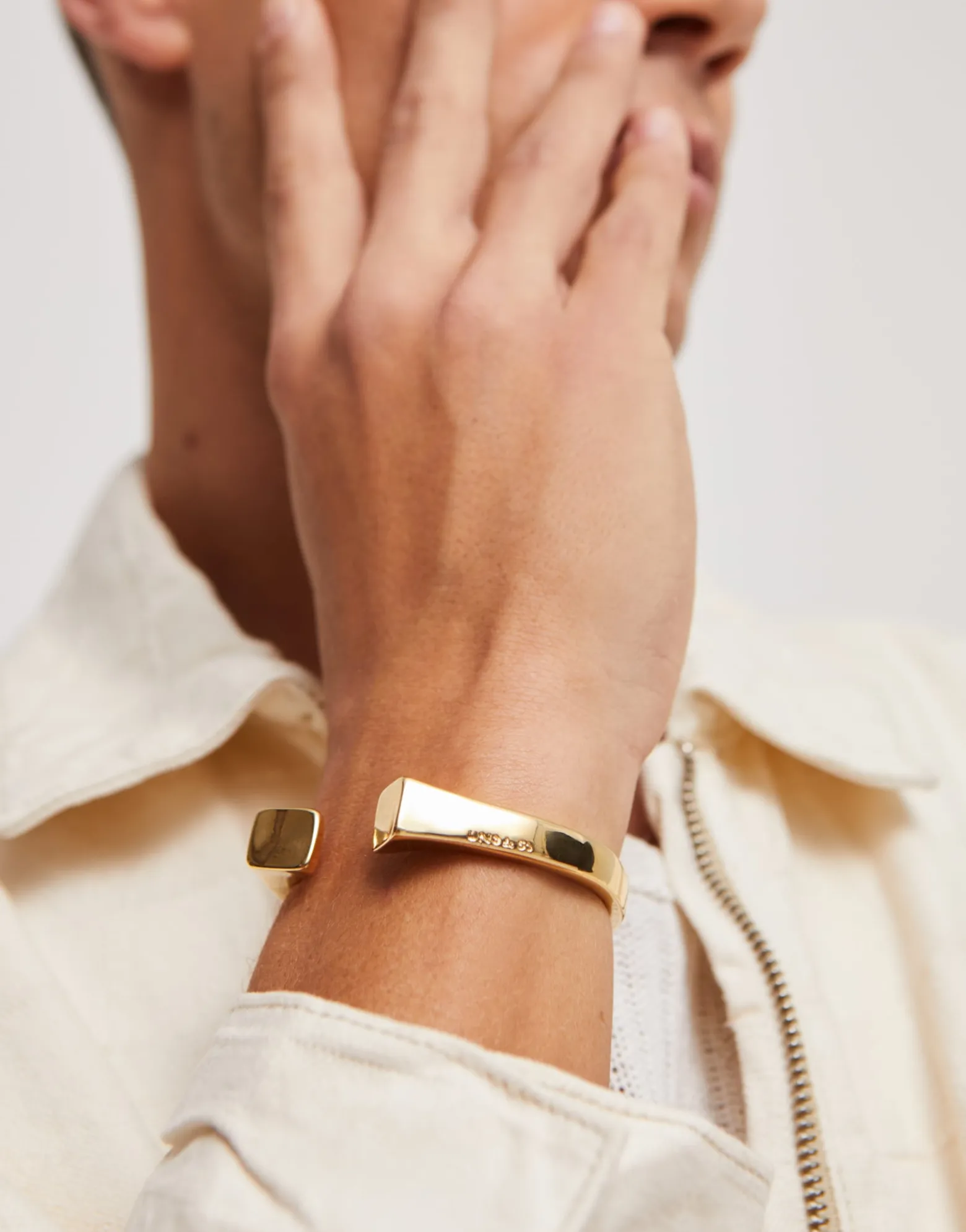 Bangle bracelet with square shape