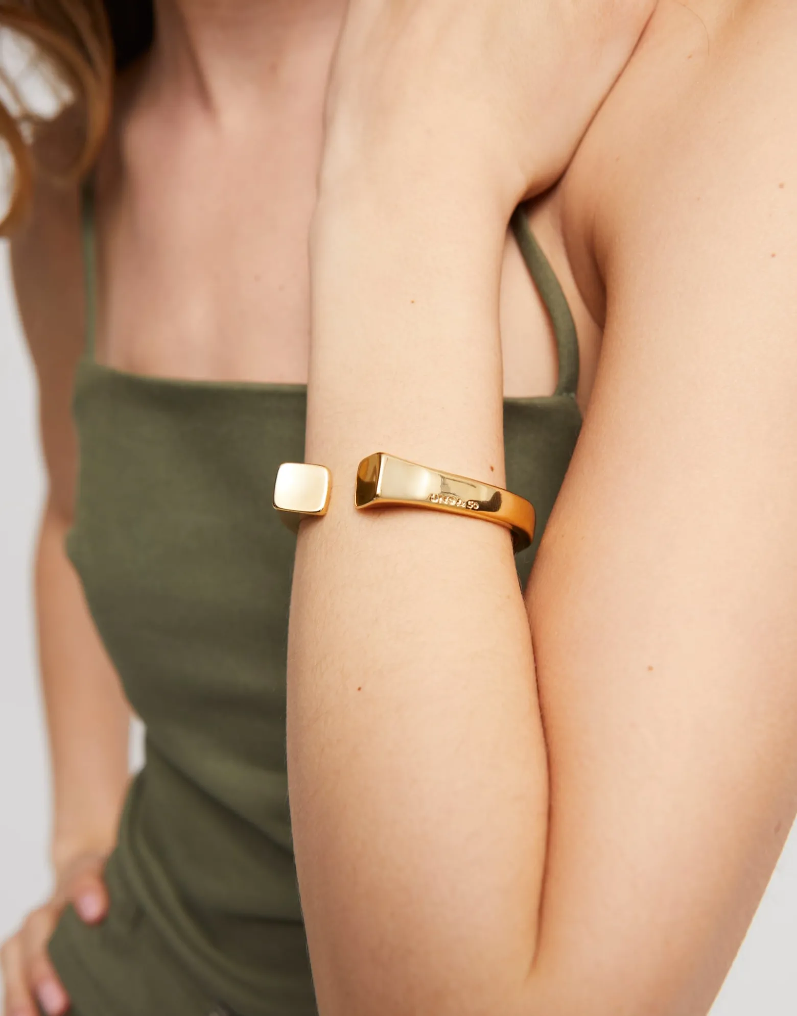 Bangle bracelet with square shape
