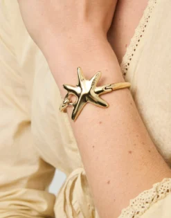 Bangle bracelet with starfish