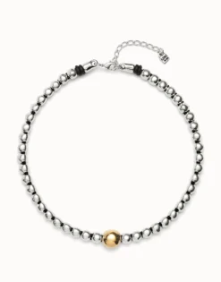 Beaded short necklace with larger central bead