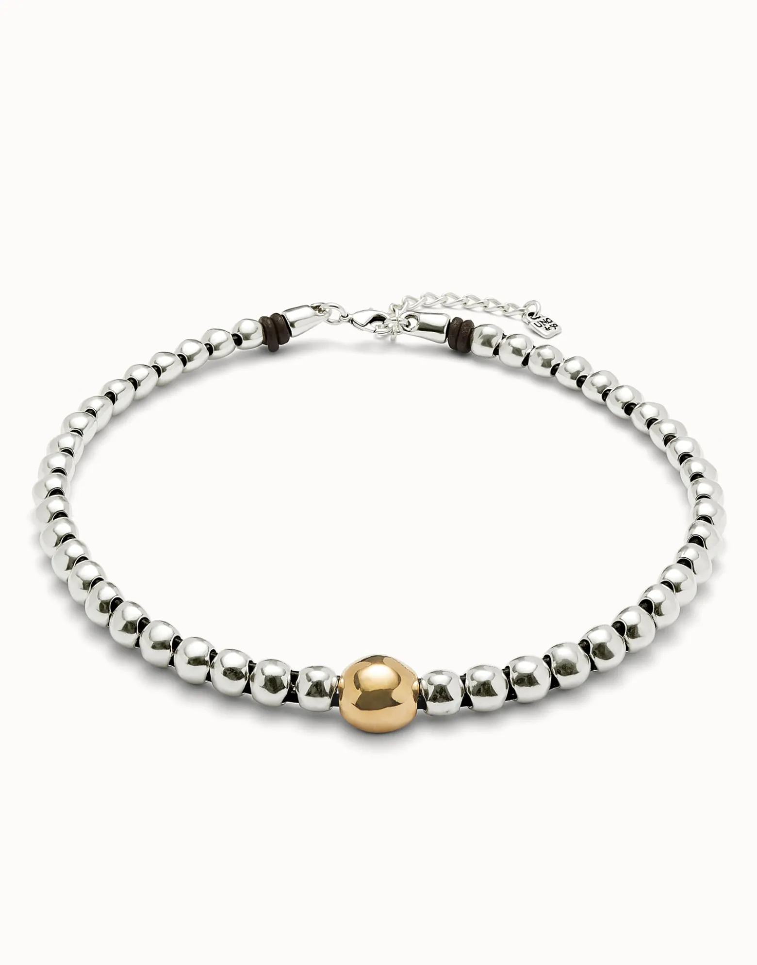 Beaded short necklace with larger central bead