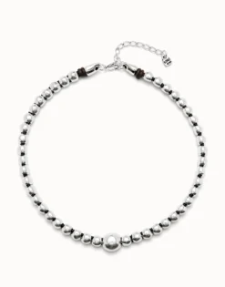 Beaded short necklace with larger central bead