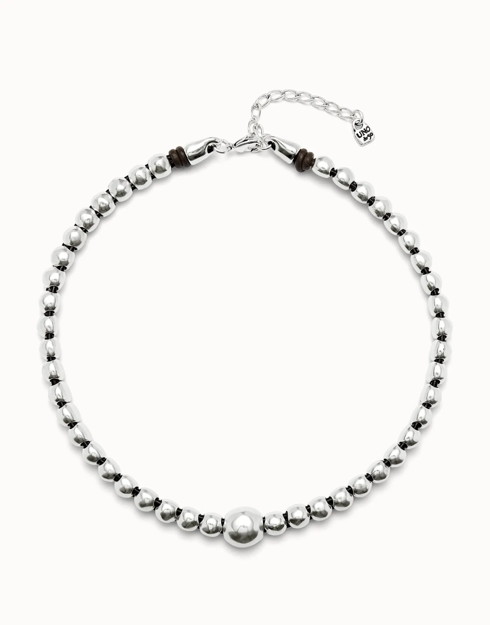 Beaded short necklace with larger central bead