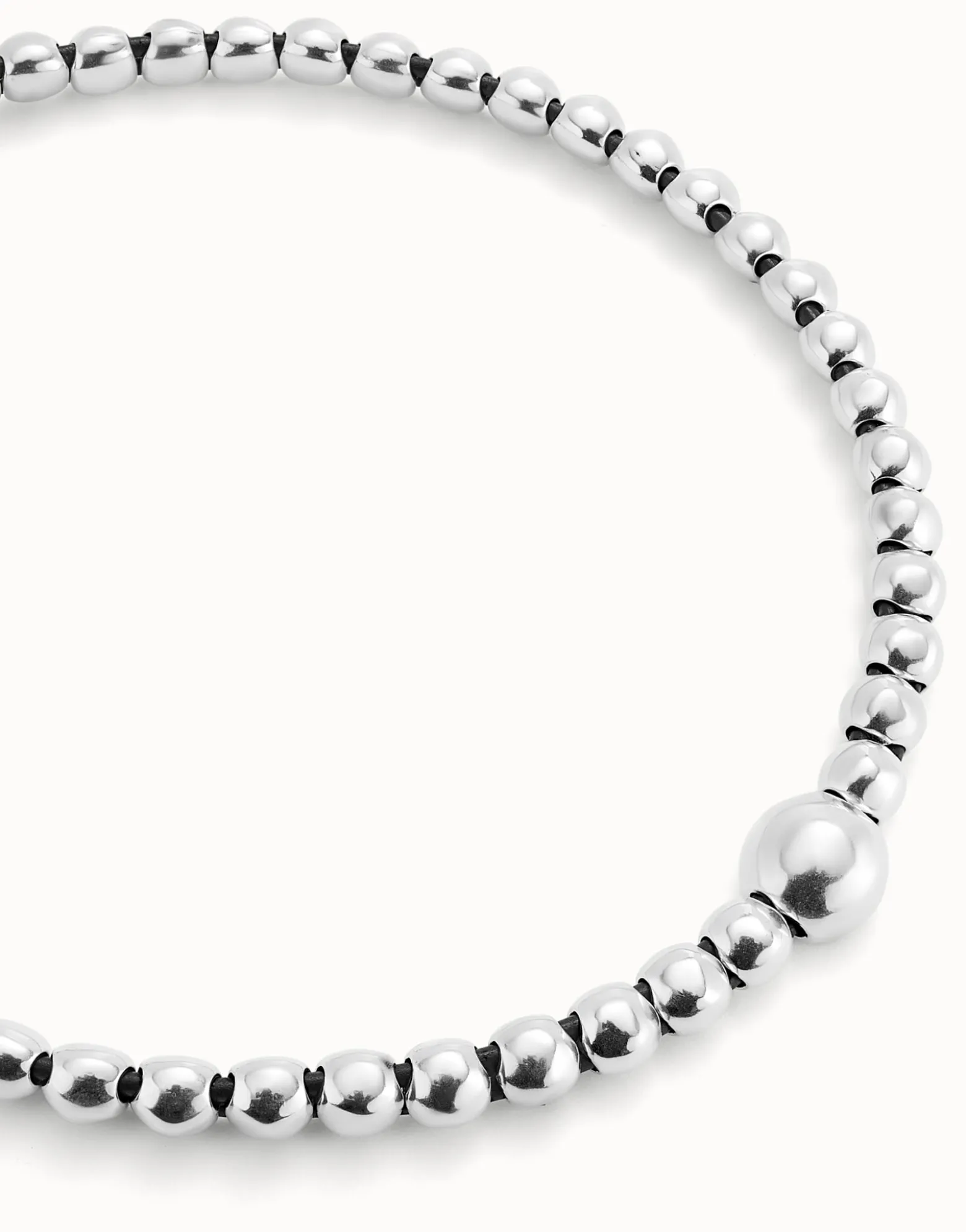 Beaded short necklace with larger central bead