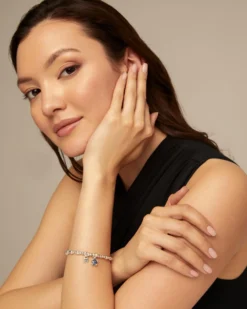 Beaded stretch bracelet with blue crystal