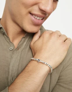 Beaded stretch bracelet with a skull