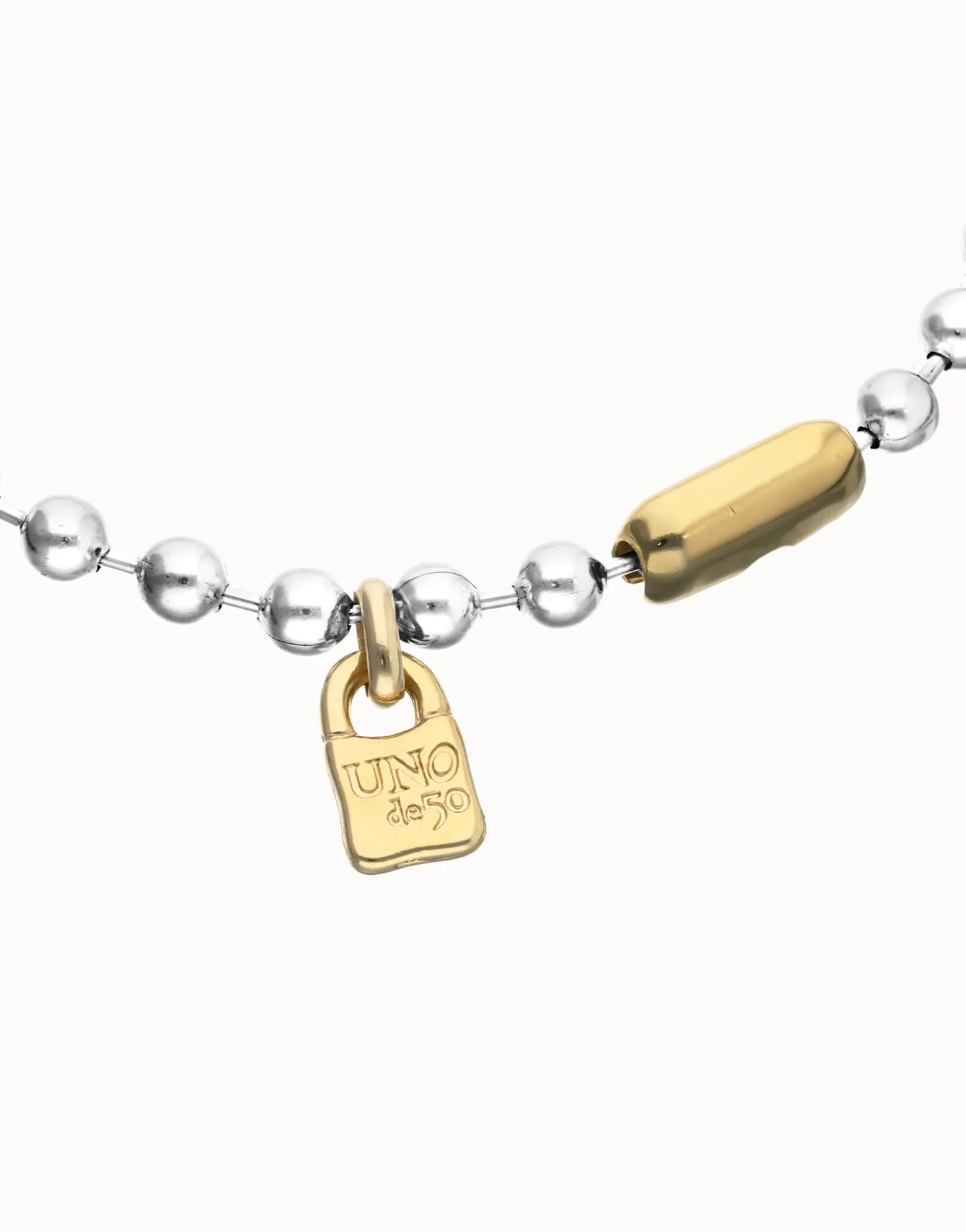 Bead necklace with contrasting accents