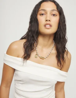 Bead necklace with contrasting accents