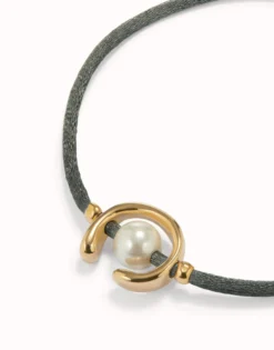Black cord bracelet with a pearl