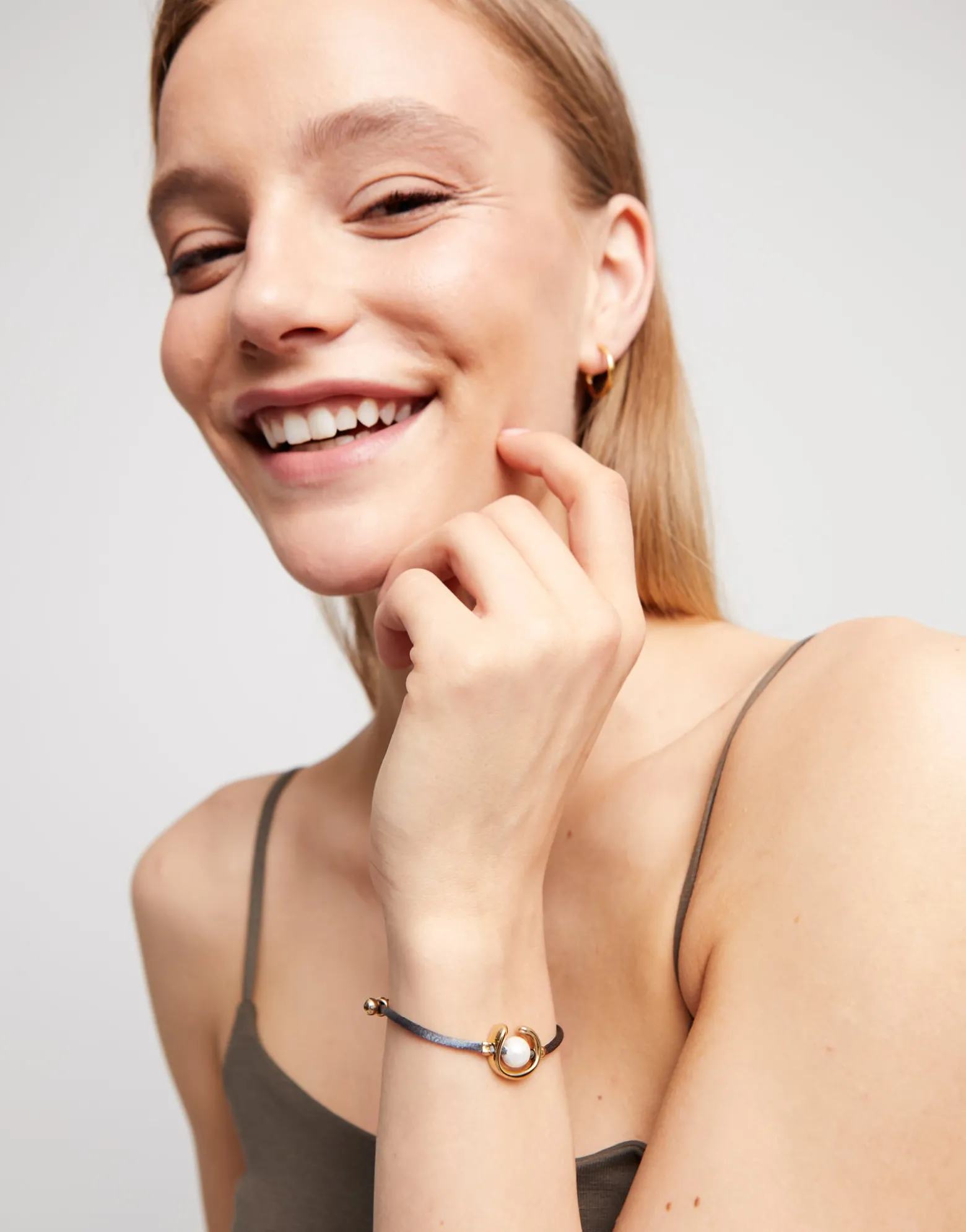 Black cord bracelet with a pearl