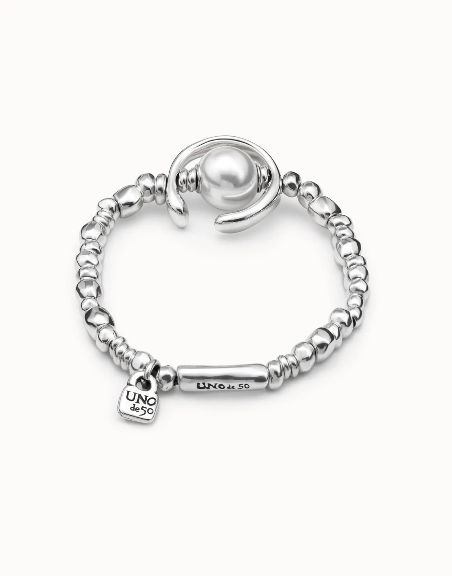 Bracelet with white pearl