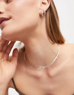 Choker necklace with front clasp and white topaz