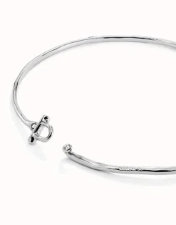 Choker necklace with front clasp and white topaz