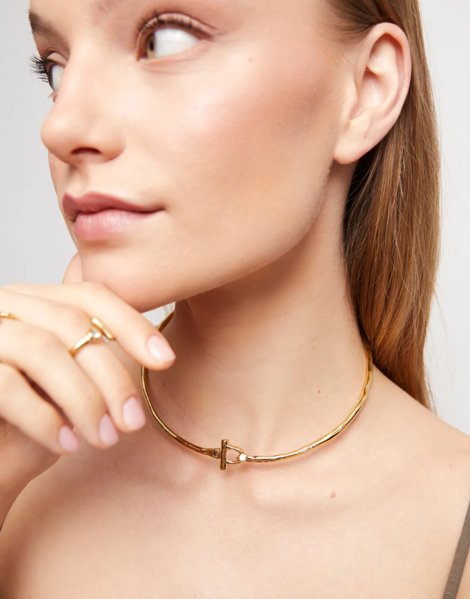 Choker necklace with front clasp and white topaz