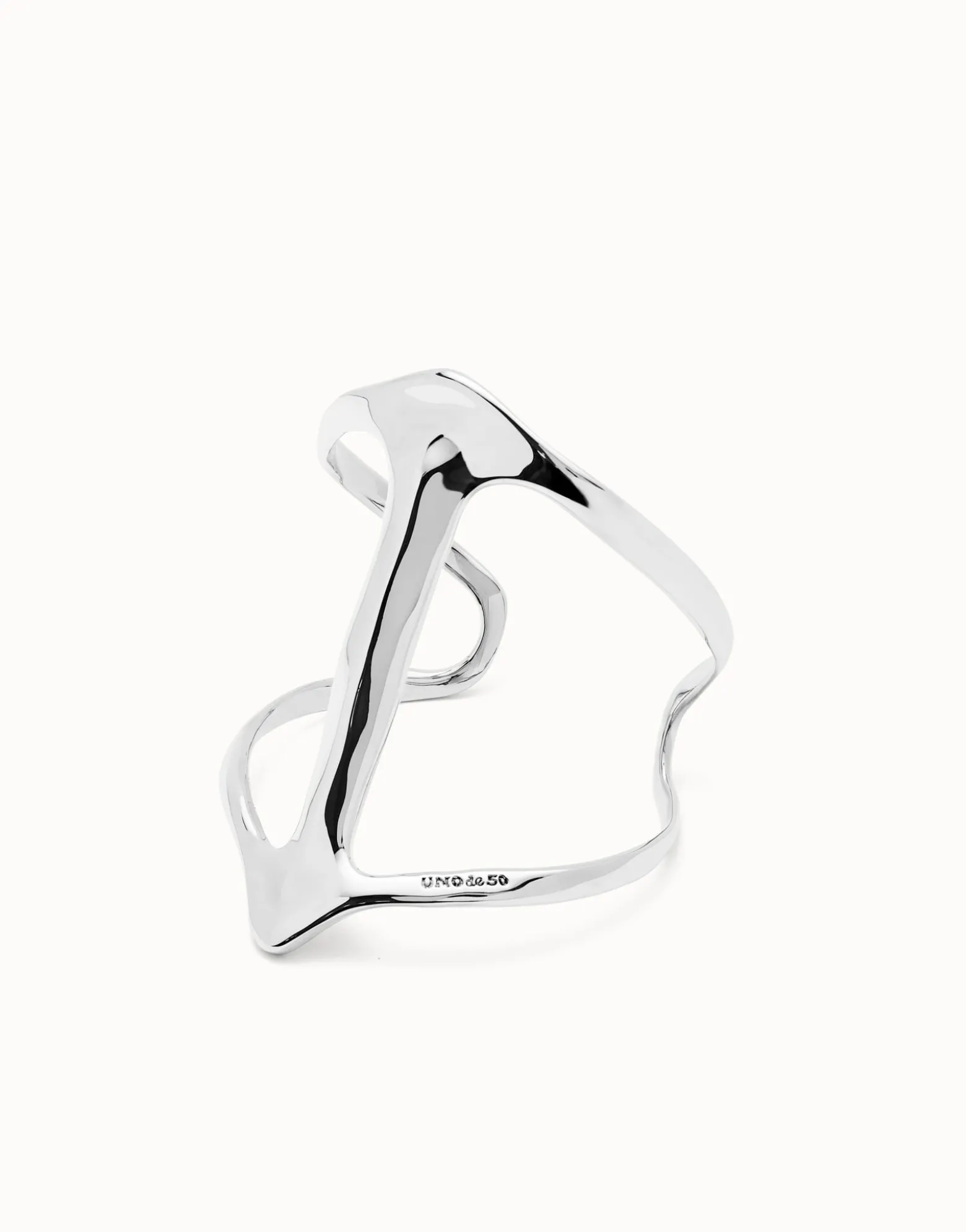 Cuff bracelet with manta ray structure