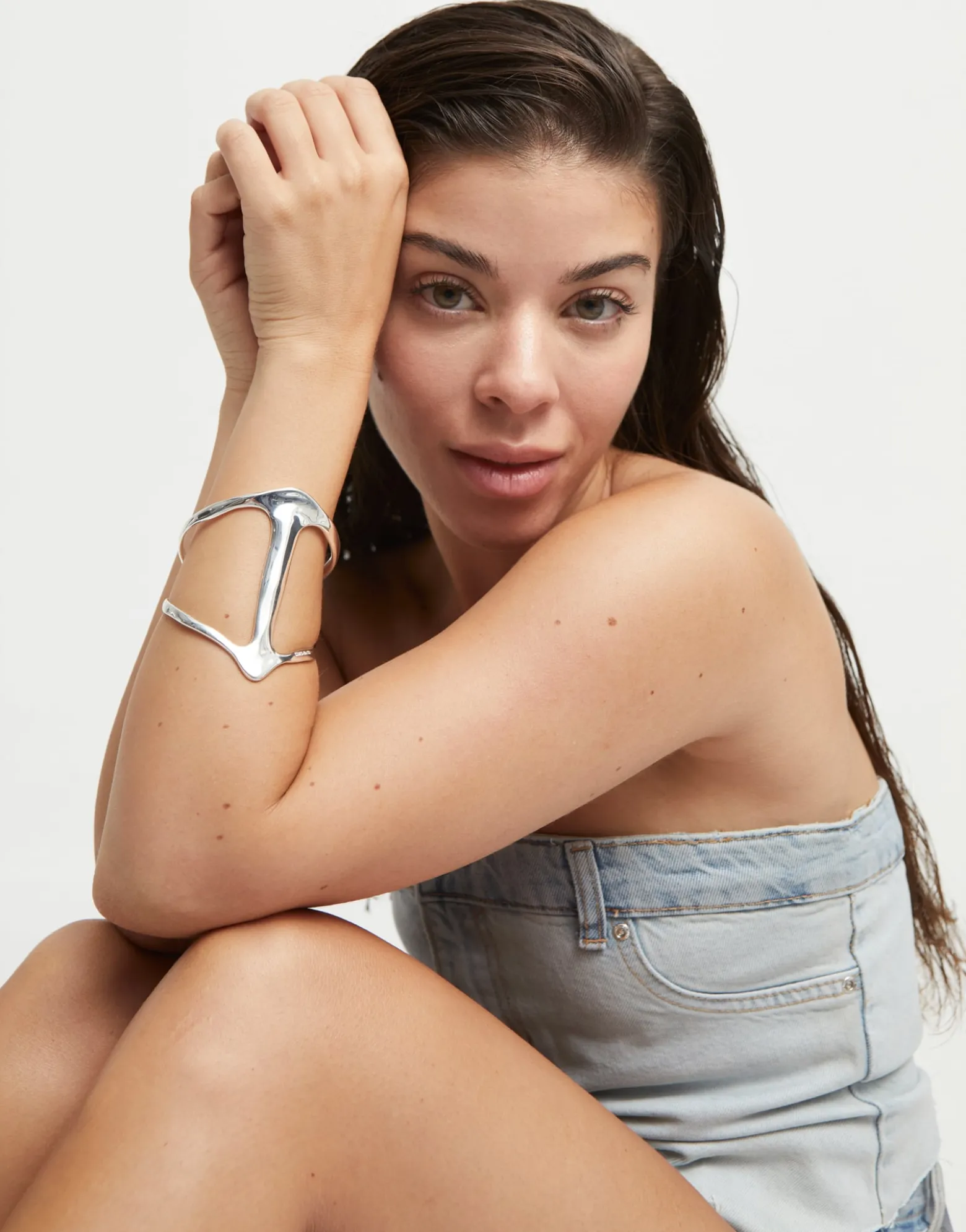 Cuff bracelet with manta ray structure