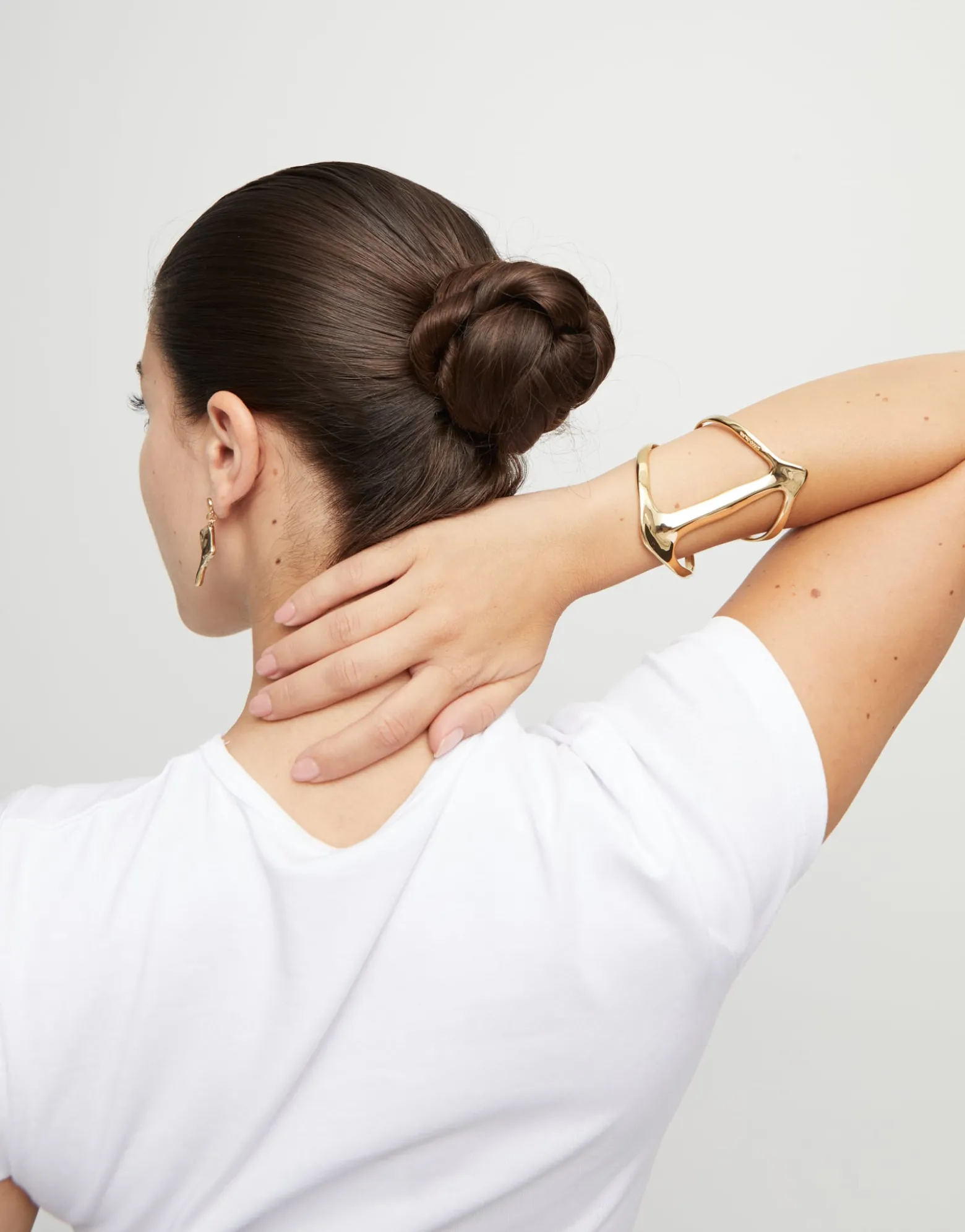 Cuff bracelet with manta ray structure