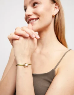 Dark green cord bracelet a pearl