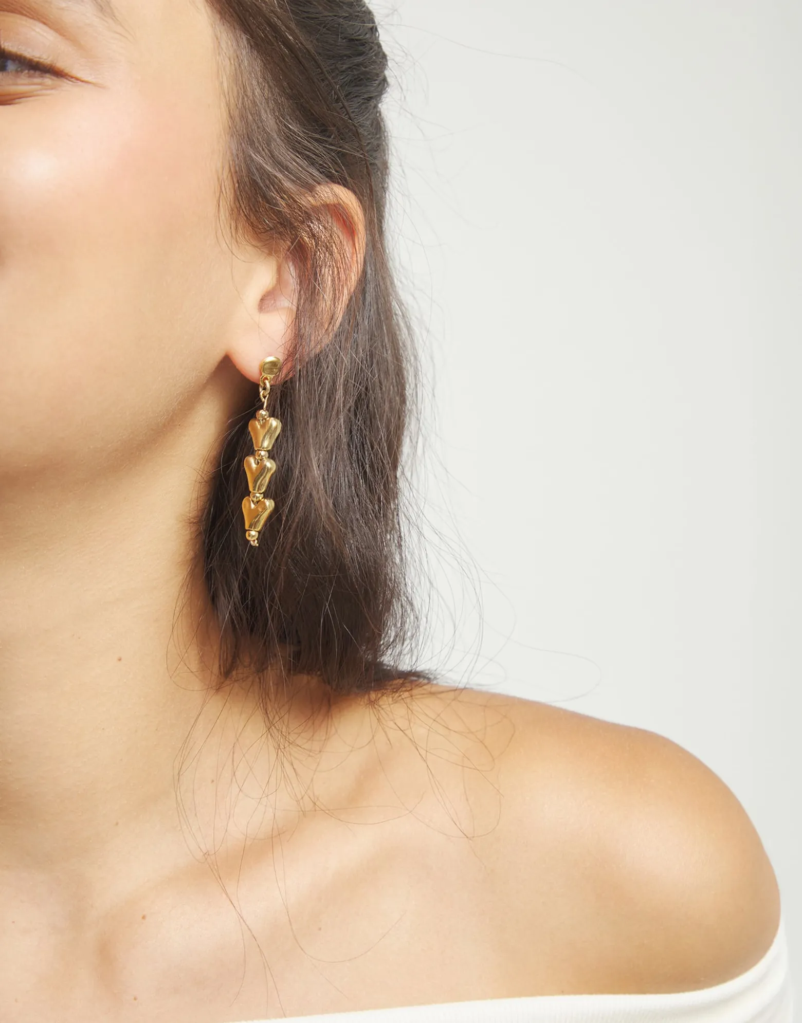 Drop earrings with chained hearts