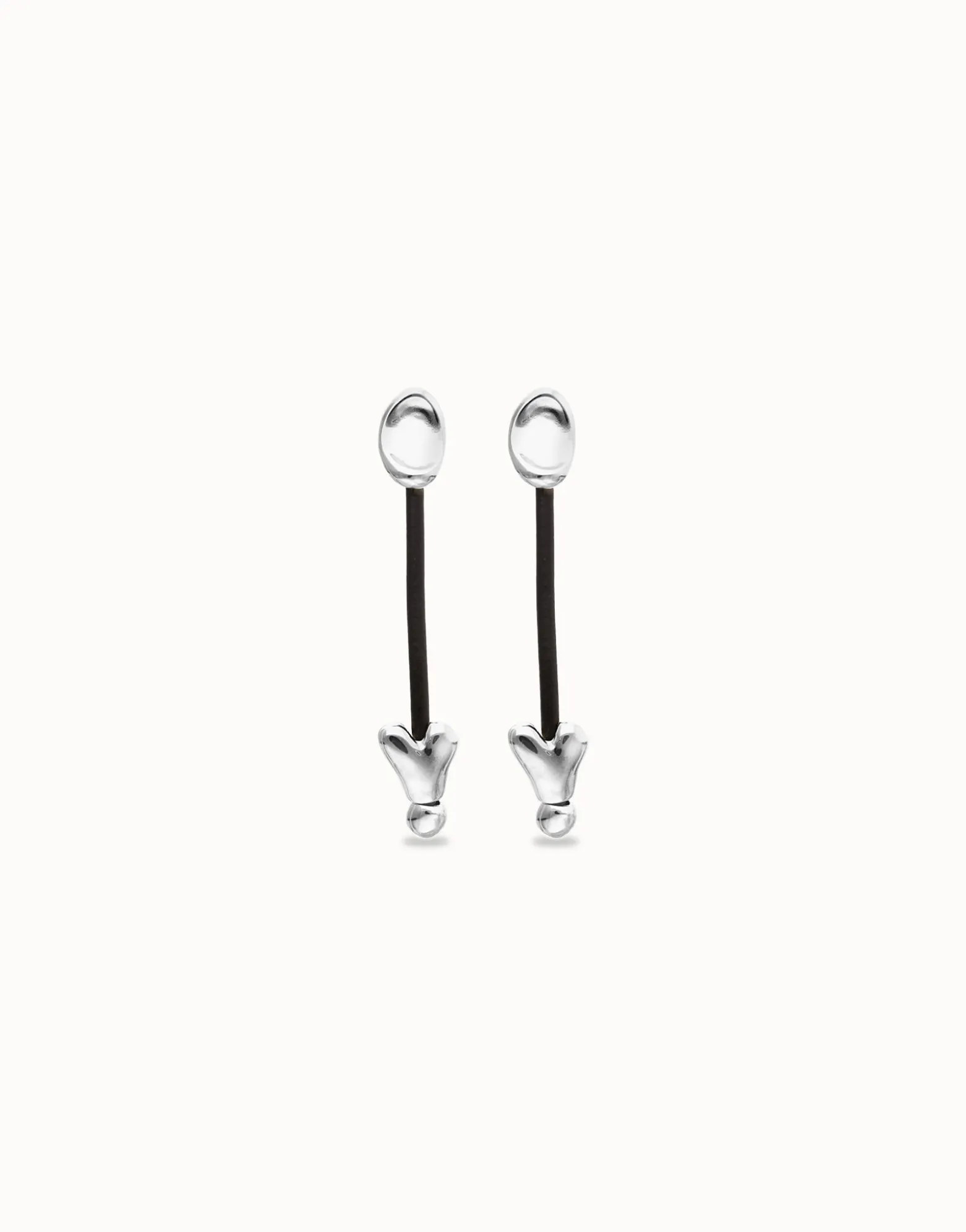 Drop earrings with leather and chained hearts