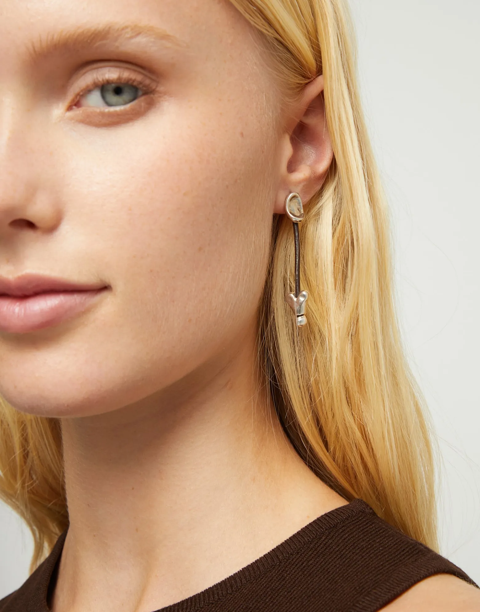 Drop earrings with leather and chained hearts
