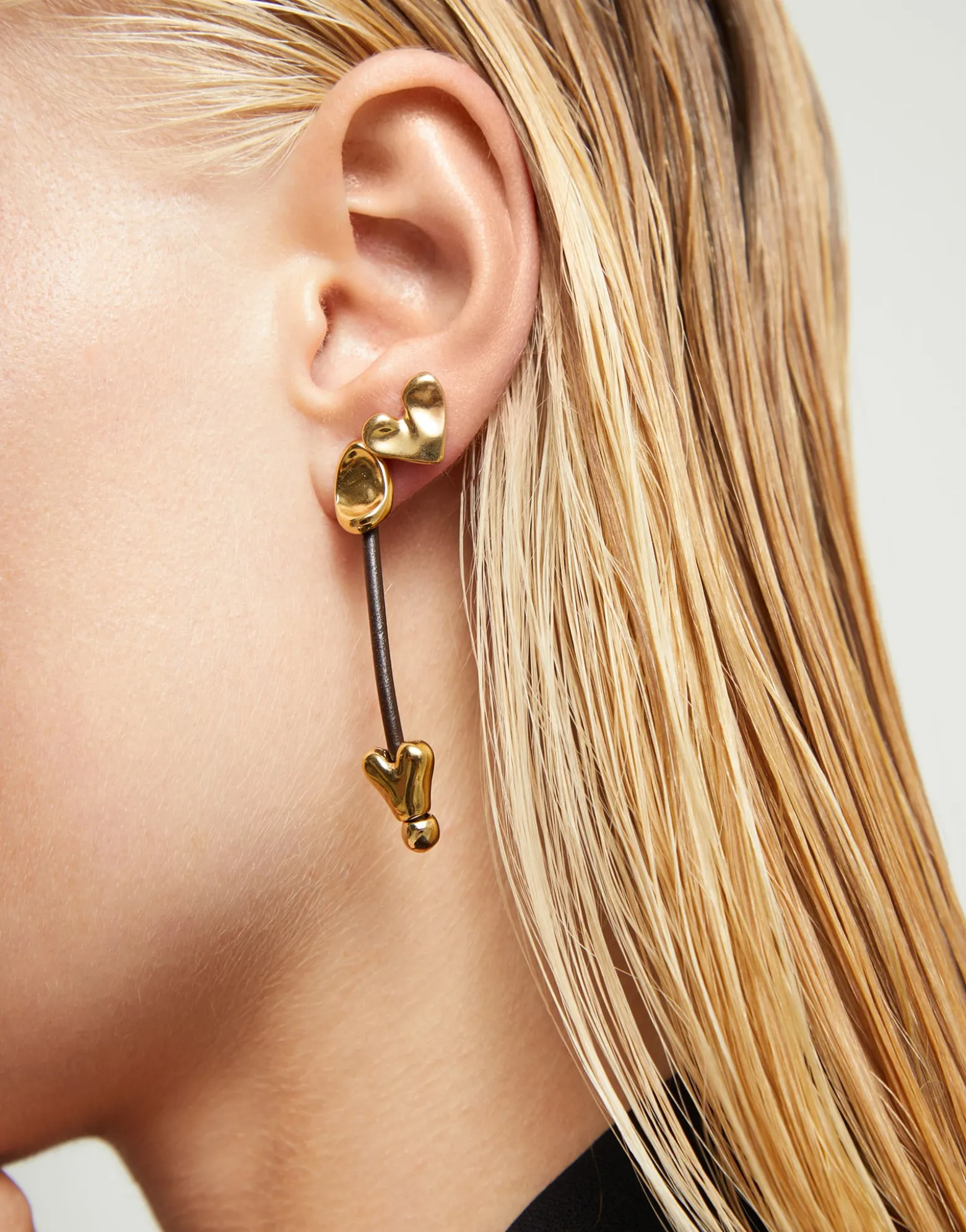 Drop earrings with leather and chained hearts