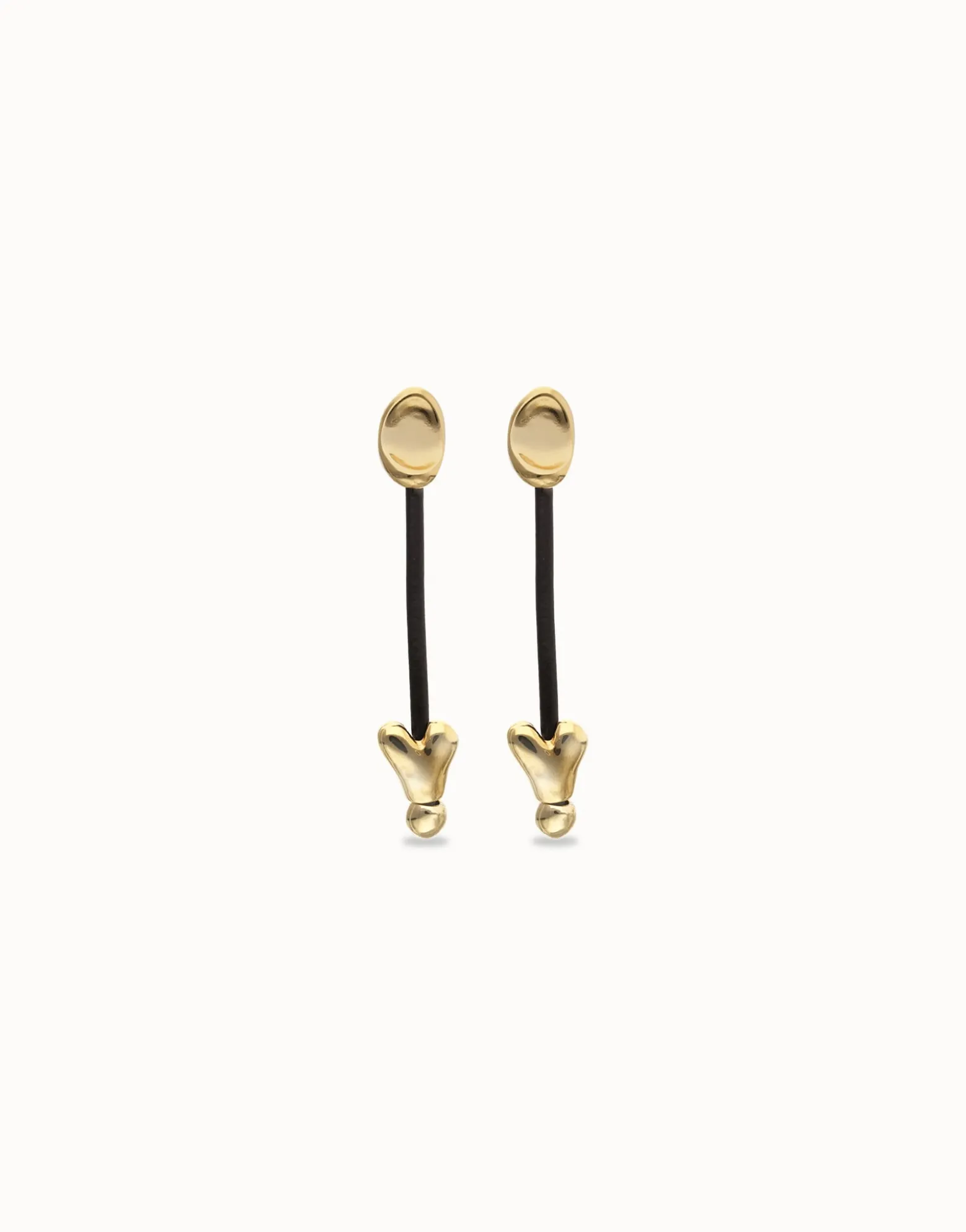 Drop earrings with leather and chained hearts