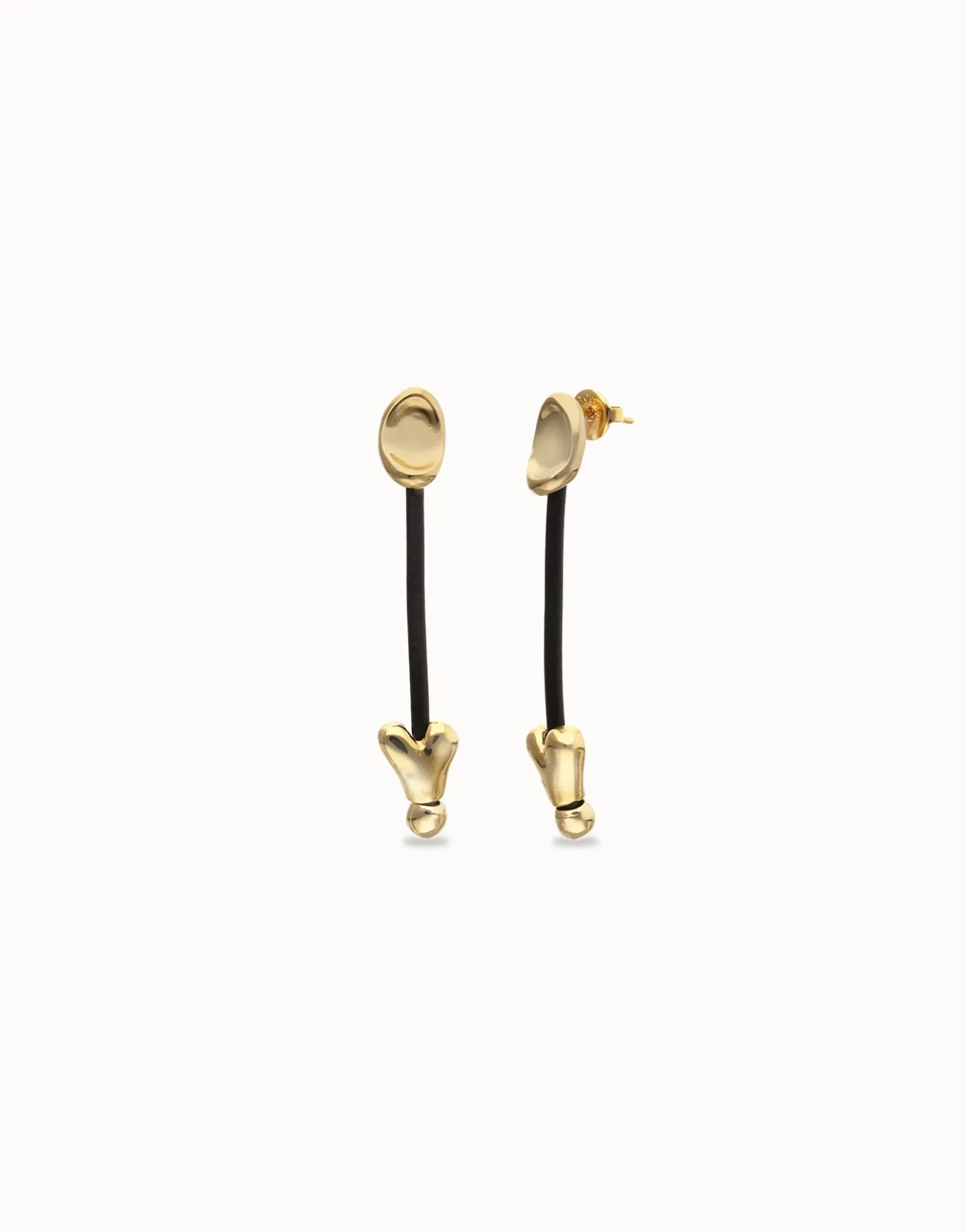 Drop earrings with leather and chained hearts