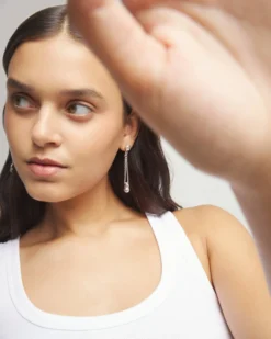 Drop earrings with long chain and sphere