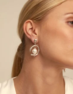 Drop earrings with pearl