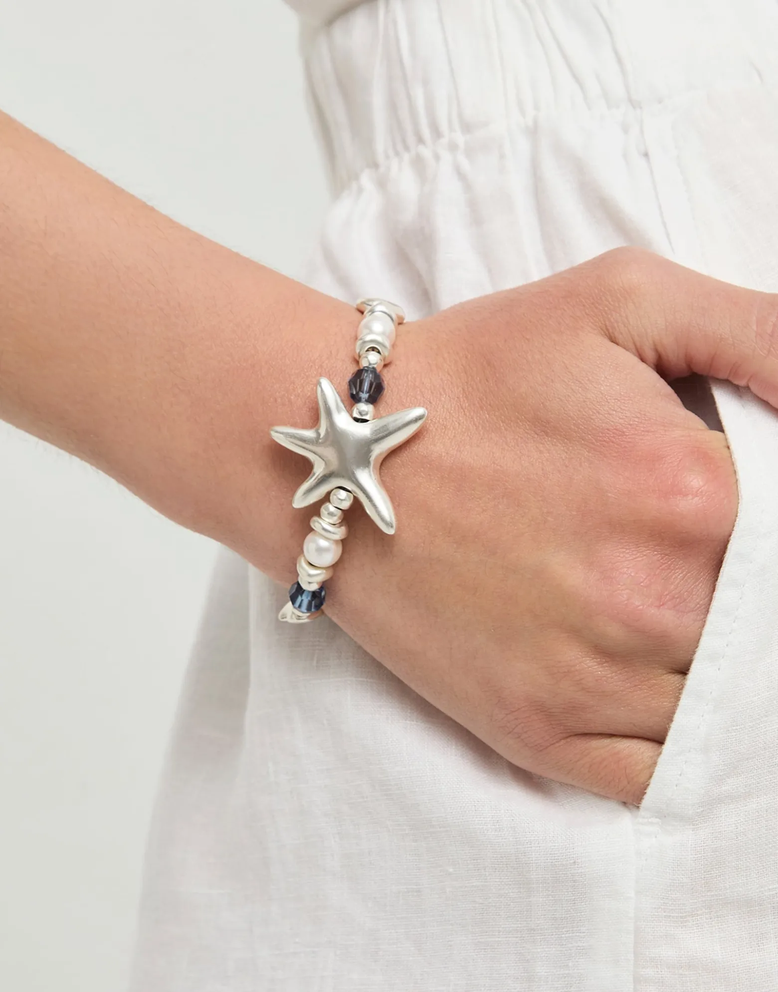 Elastic bracelet with blue crystals and starfish