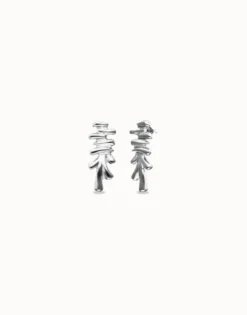 Elongated earrings with an irregular shape