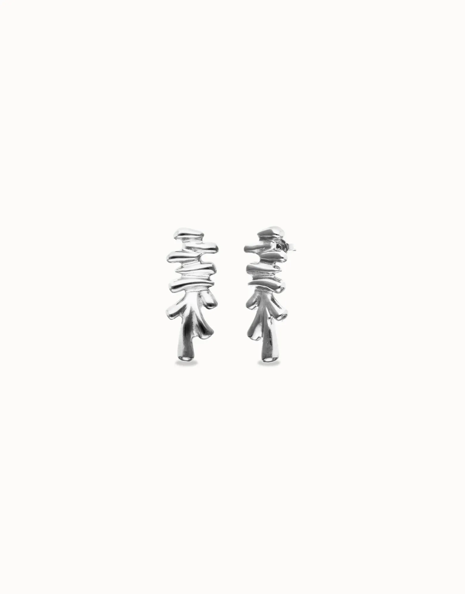 Elongated earrings with an irregular shape