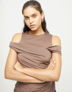 Elongated earrings with an irregular shape