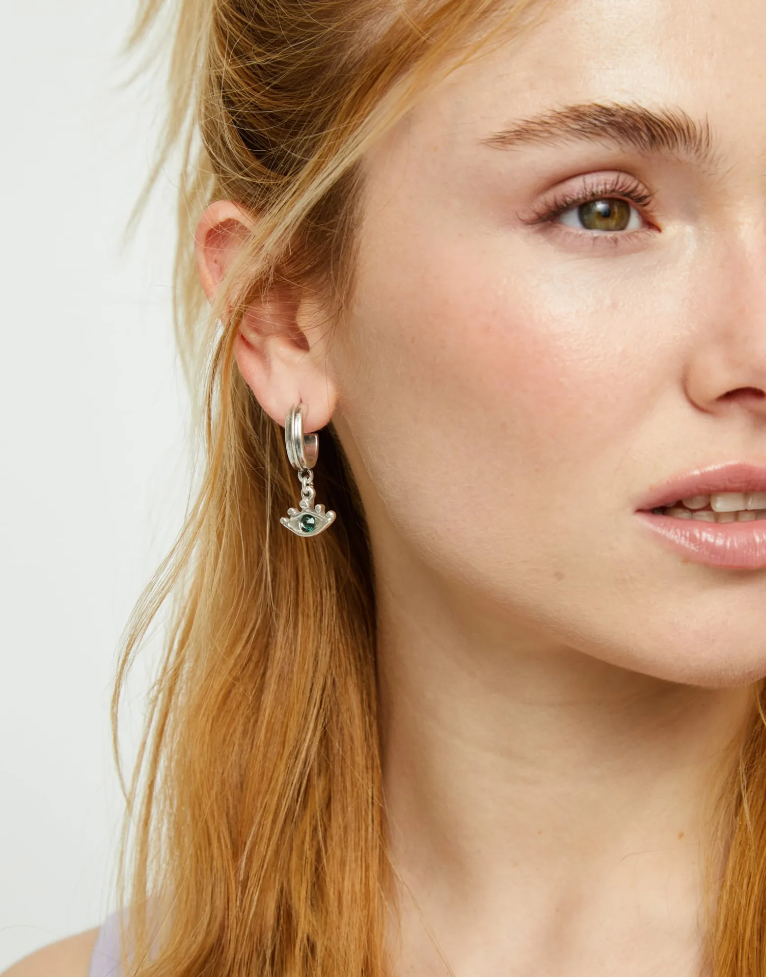 Eye-shaped drop earrings with verde crystal