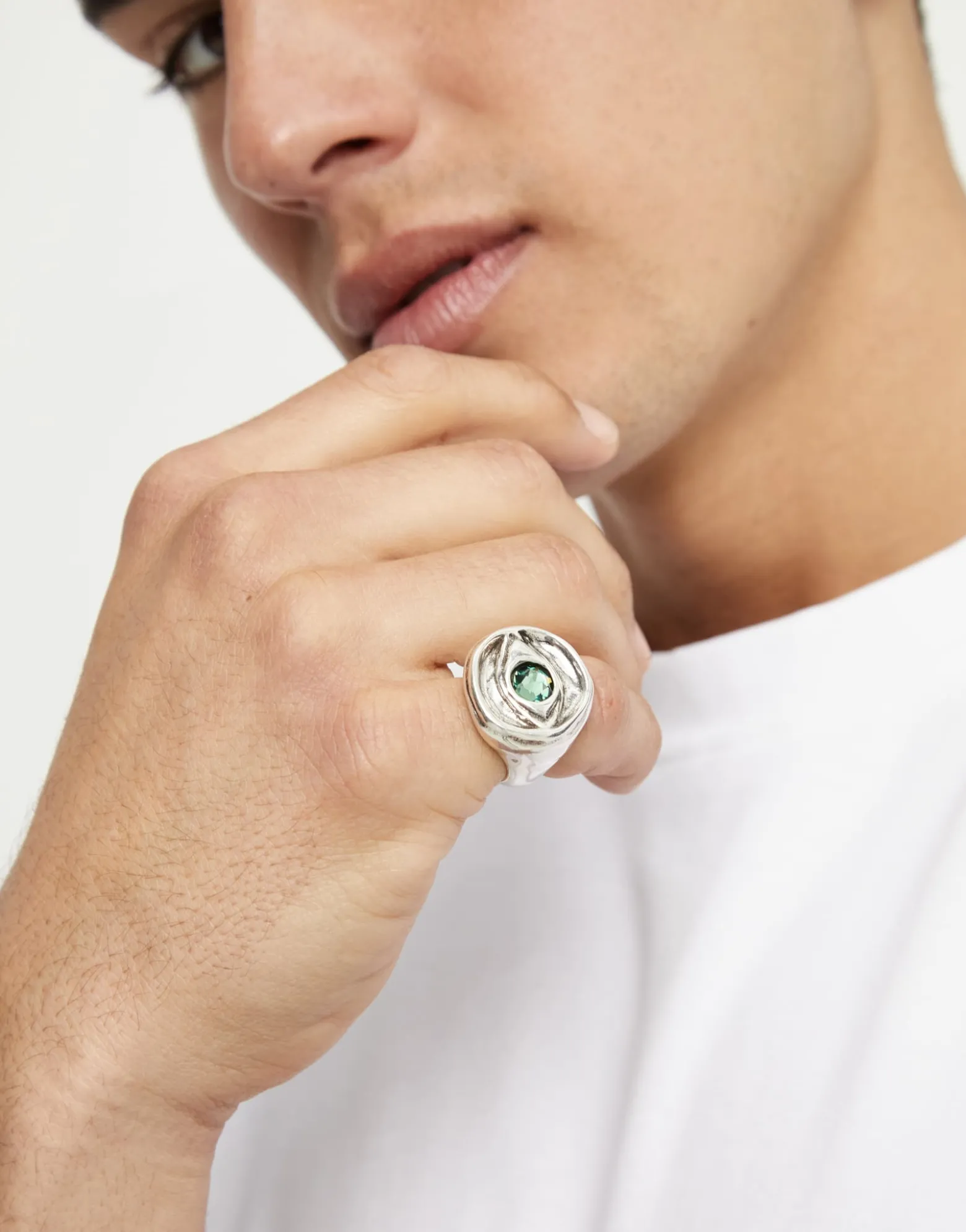 Eye-shaped signet ring with faceted green crystal
