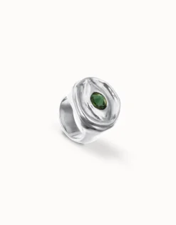 Eye-shaped signet ring with faceted green crystal