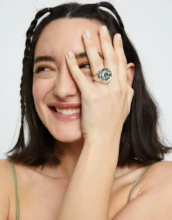 Eye-shaped signet ring with faceted green crystal