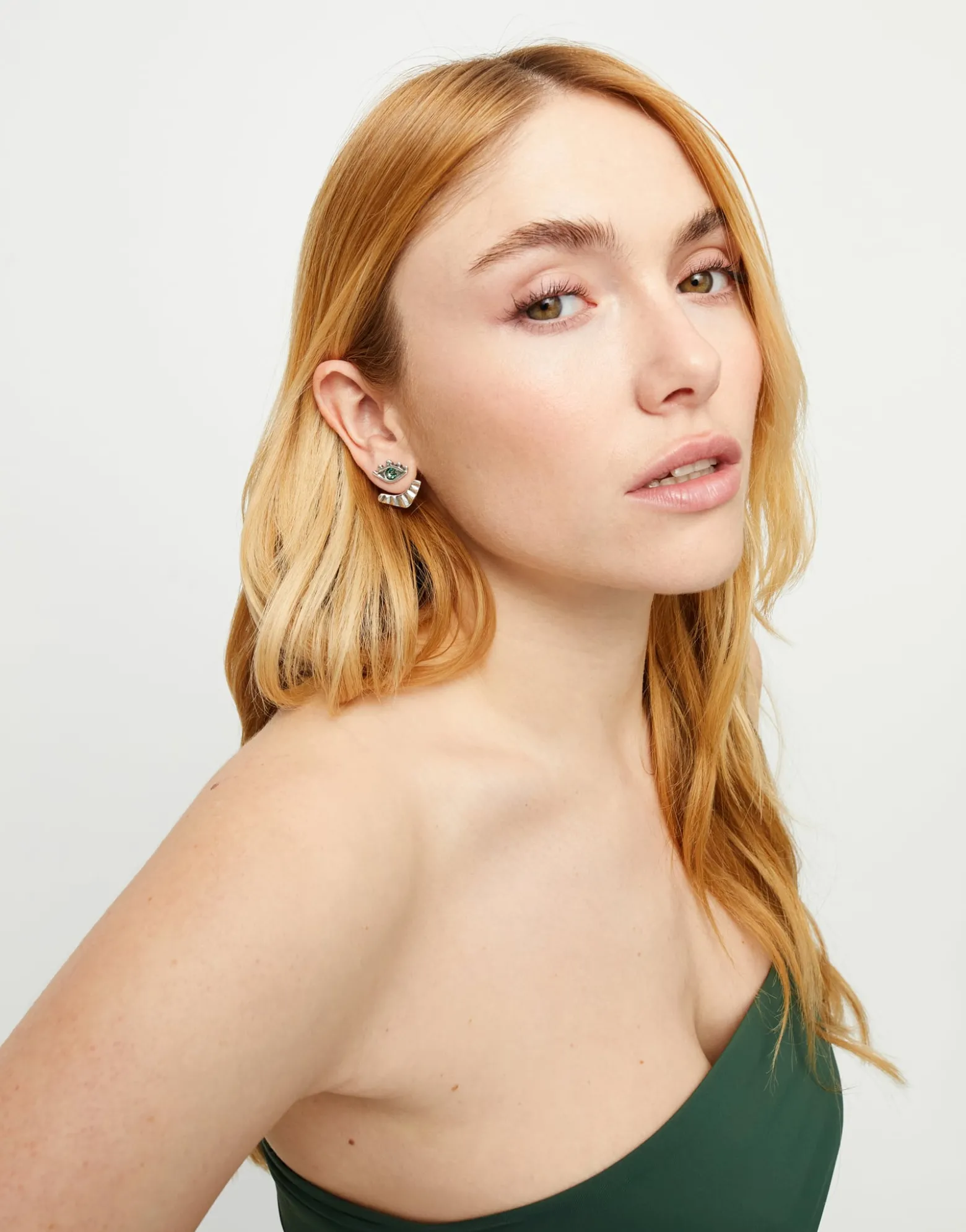Eye-shaped stud earrings with verde crystal