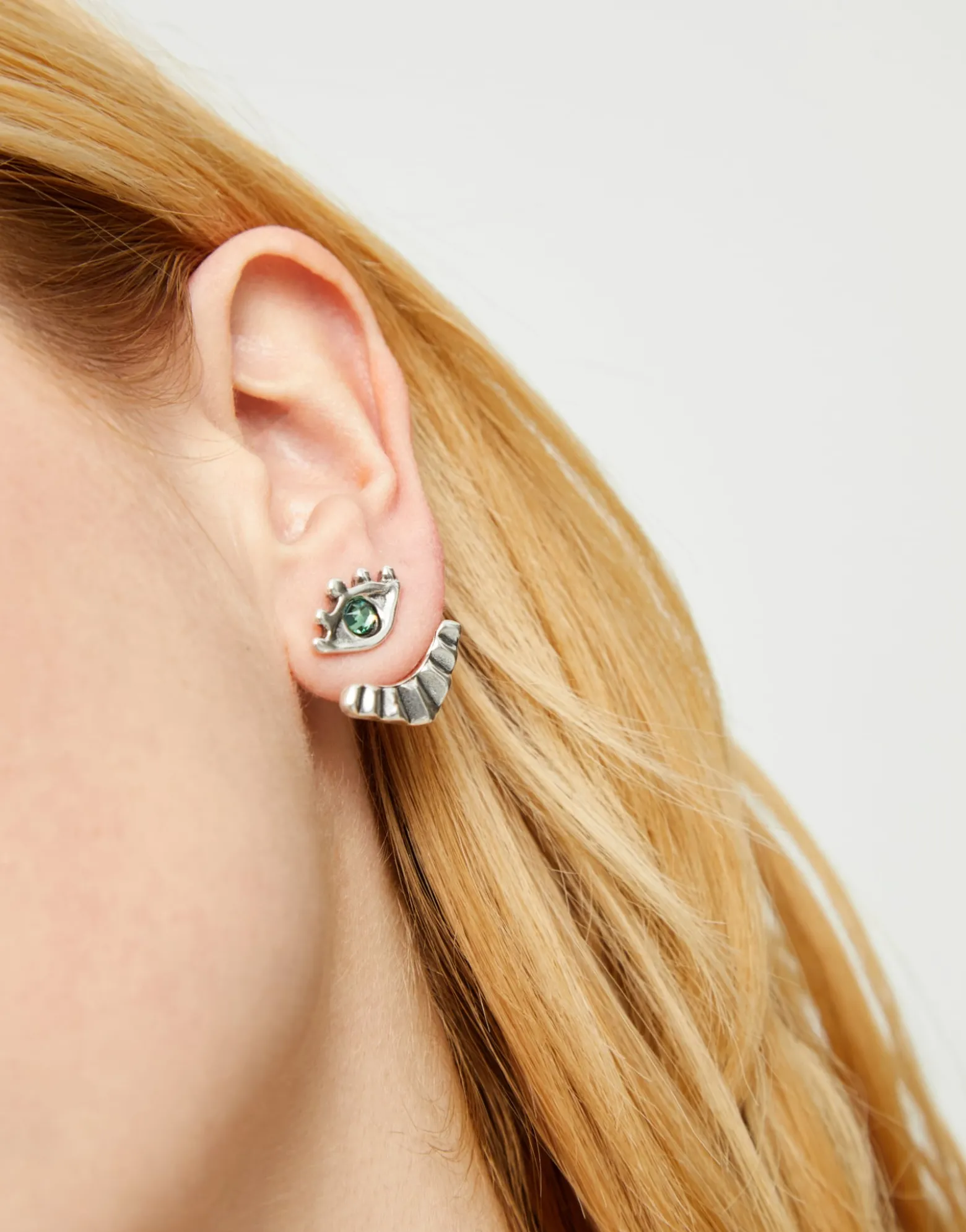 Eye-shaped stud earrings with verde crystal